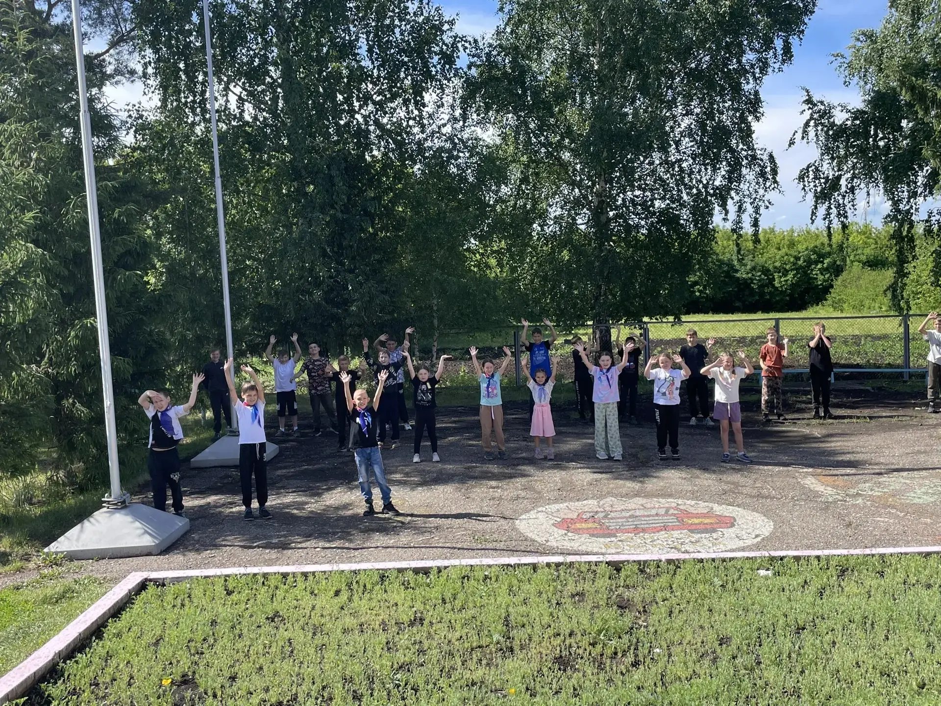 Пришкольный лагерь "Мечта". Луч Здоровья (безопасность) 
Утро, школьный двор наполняется голосами ре