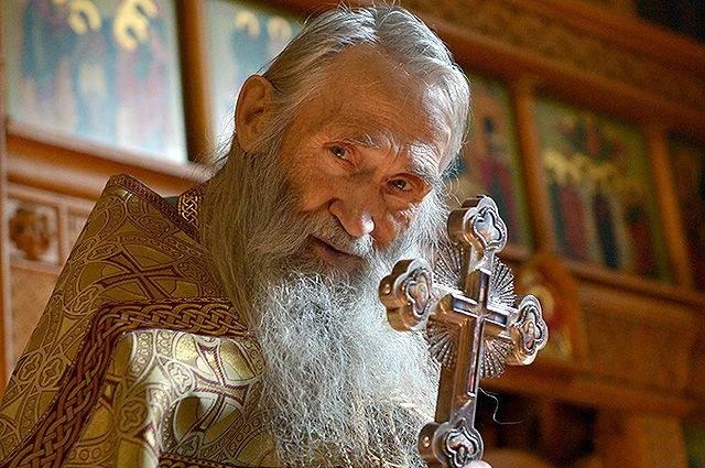 Один старец сказал: «Всевышний дал нам двое ушей и только один рот для того, чтобы мы говорили вдвое