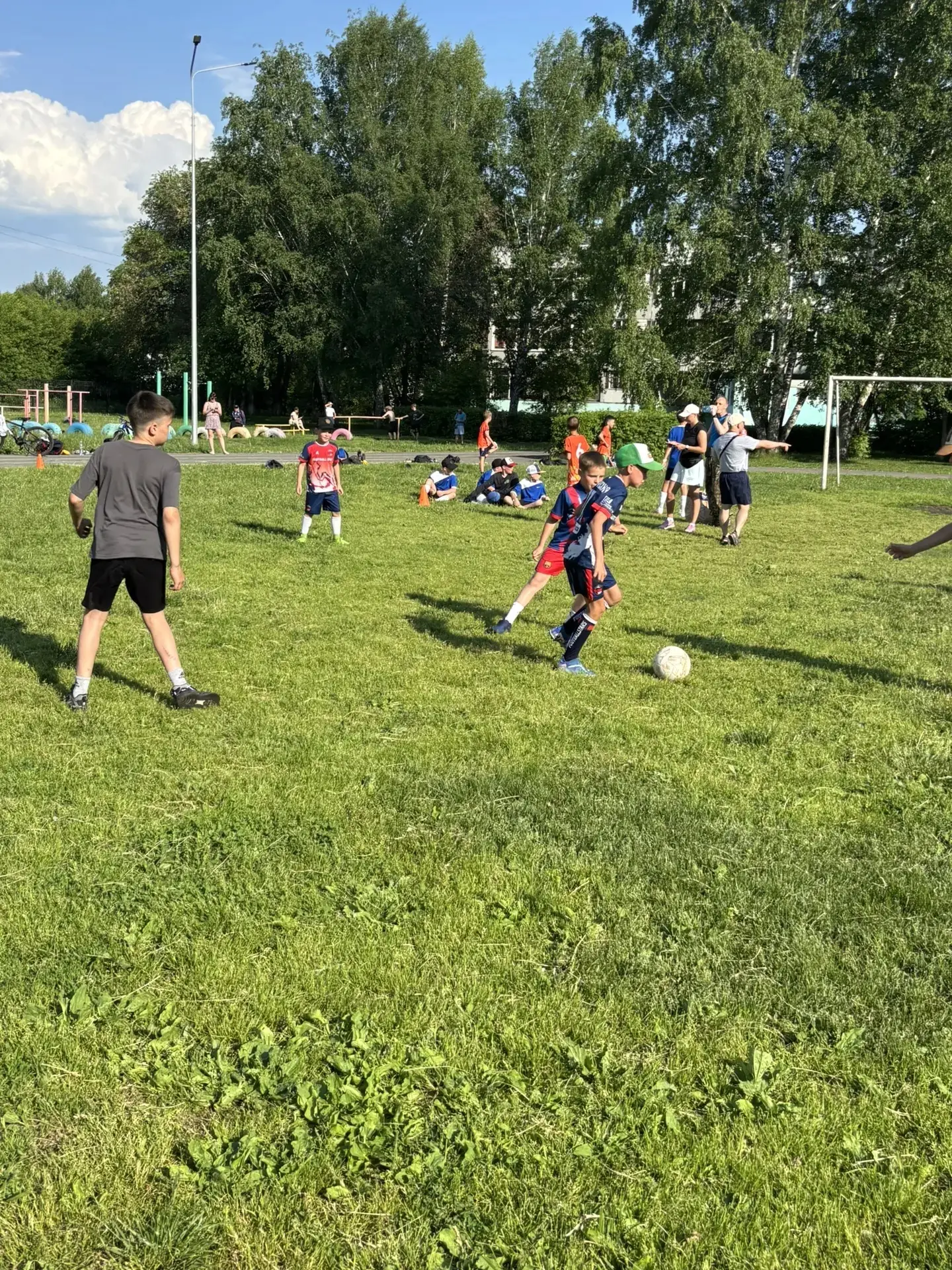 Наши ребята — футболисты! ⚽️

С огромной гордостью сообщаем: 10 июня, наша школьная команда приняла 