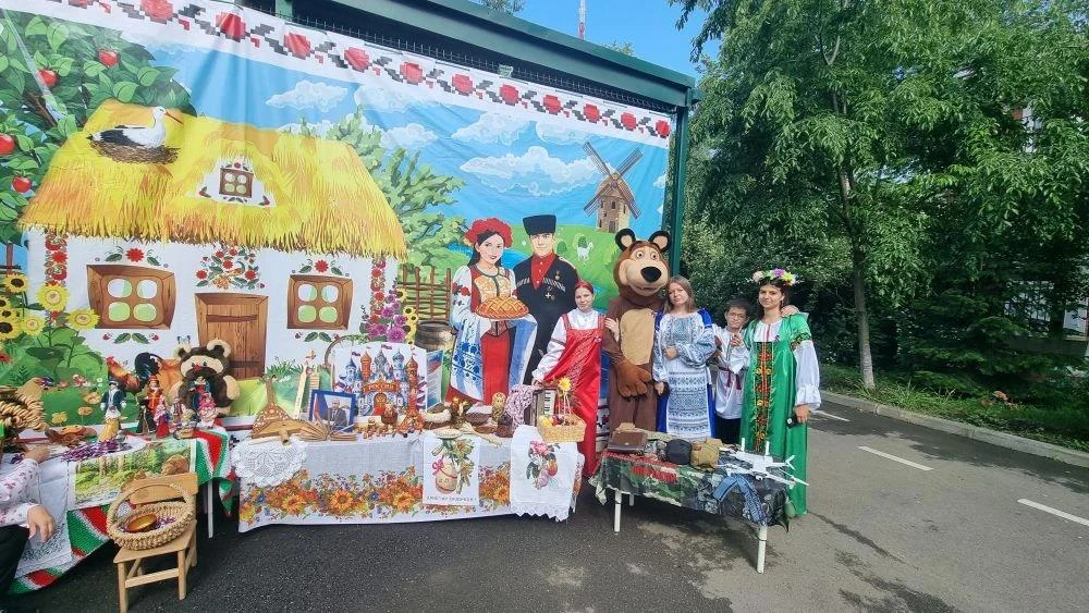В честь Дня России прошла праздничная акция «ЛЕНТА ЕДИНСТВА».🇷🇺🇷🇺🇷🇺

У входа в детский сад пед