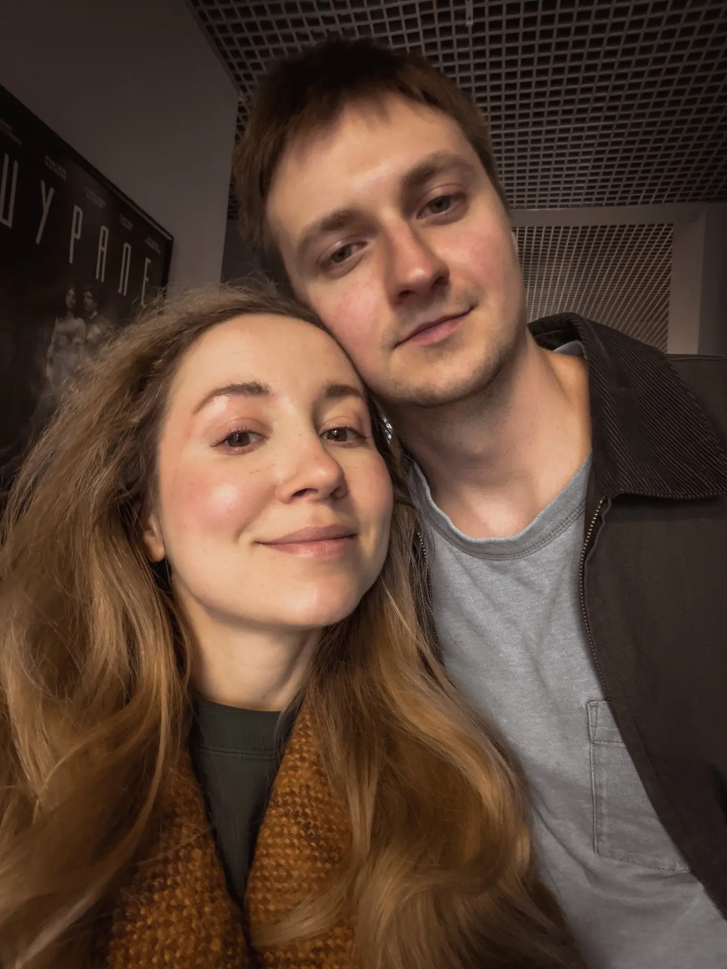 Тем временем, эти двое выбрались в кино. И в каком же мы восторге! 🍿

Смотрели Вот это драма!. Искр