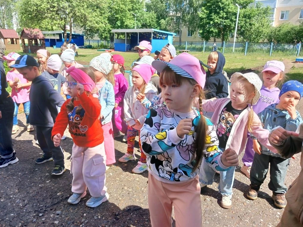 Знаете, что бывает, когда в детском саду встречаются День защиты детей и... настоящий Дед Мороз? Пра