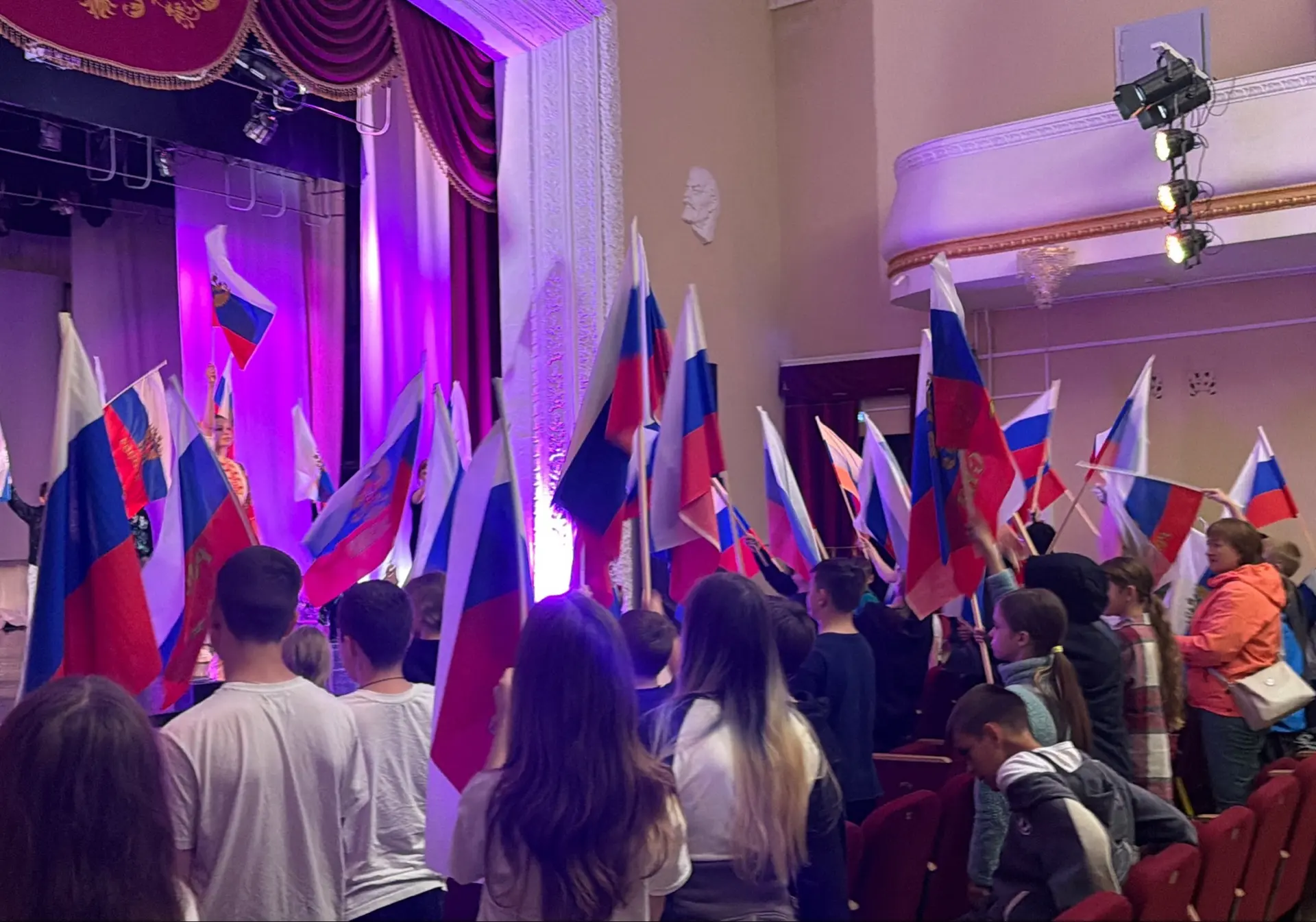 С праздником, родная страна! Патриотизм живёт в наших сердцах с самого детства, согревая душу любовь