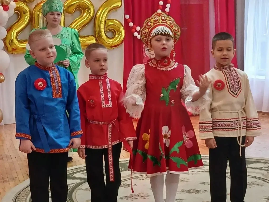 Выпускной в подготовительной группе «Б» проведён под эгидой Года единства народов России. 
Ярко, гро