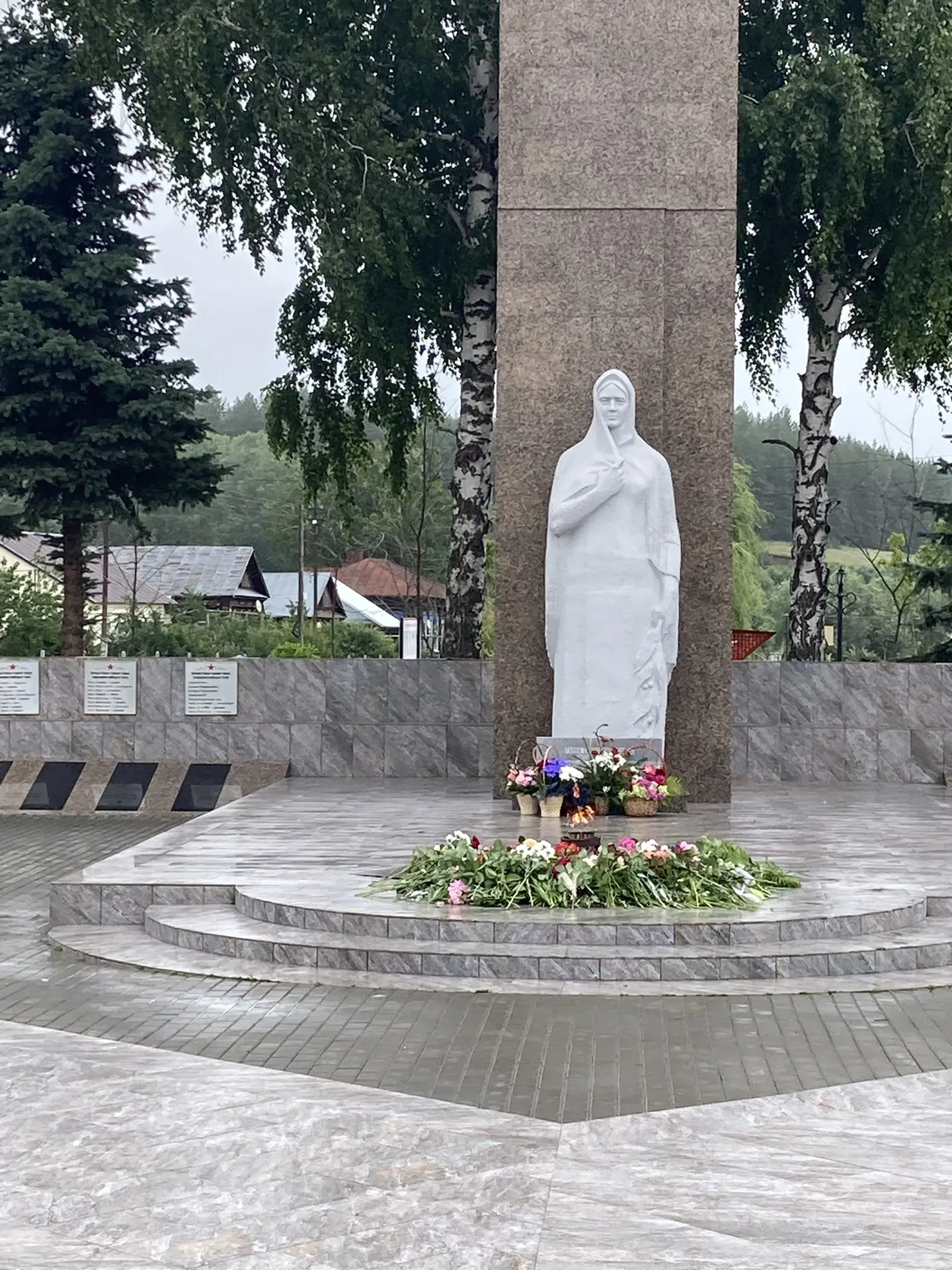 Сегодня, в День памяти и скорби, наш коллектив принял участие в митинге, посвященном 85-й годовщине 