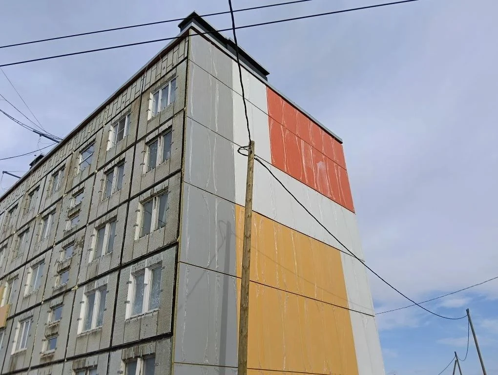 🛠 В Печенге продолжается капремонт фасадов пяти домов на улице Стадионной
 
В 2026 году запланирова