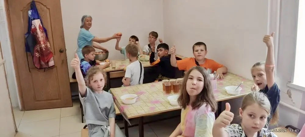 Главный секрет нашего лагеря — вкусная и полезная еда от Валентины Сергеевны 👩‍🍳💚

Всю первую сме