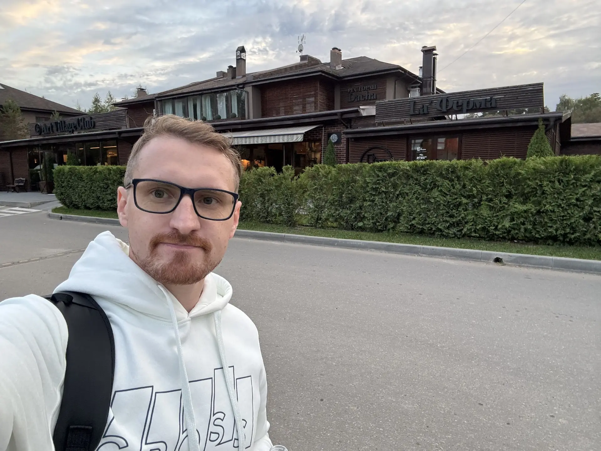 👋 Привет! Я Константин Чуйков, помогаю непрограммистам создавать свои приложения с помощью ИИ.

Я п