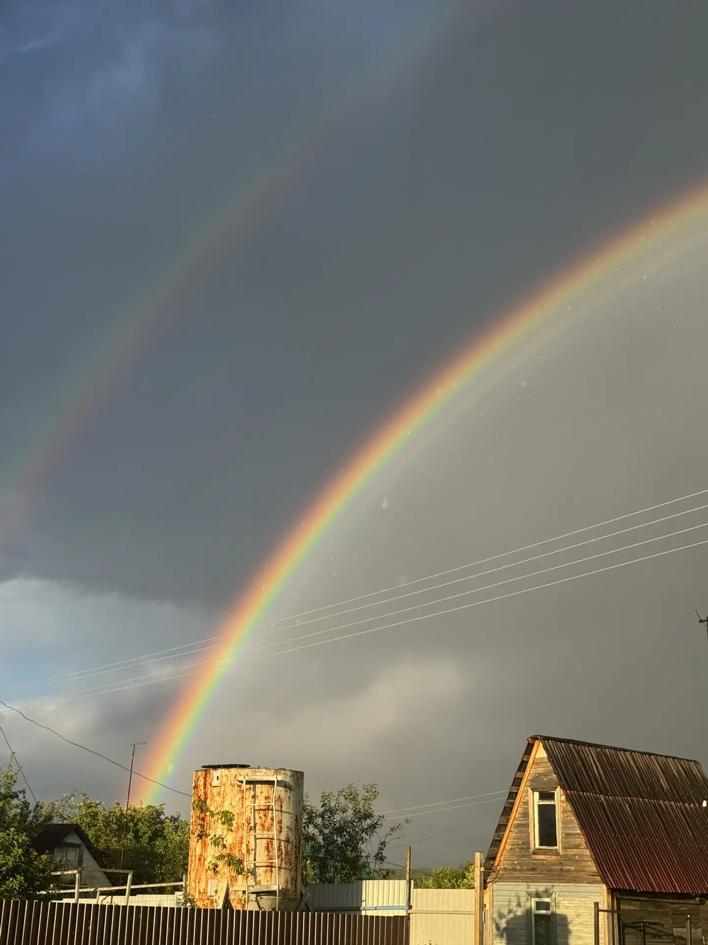 Какая яркая радуга 🌈 
Залюбовалась 🤩 во все небо, еще и двойная!)