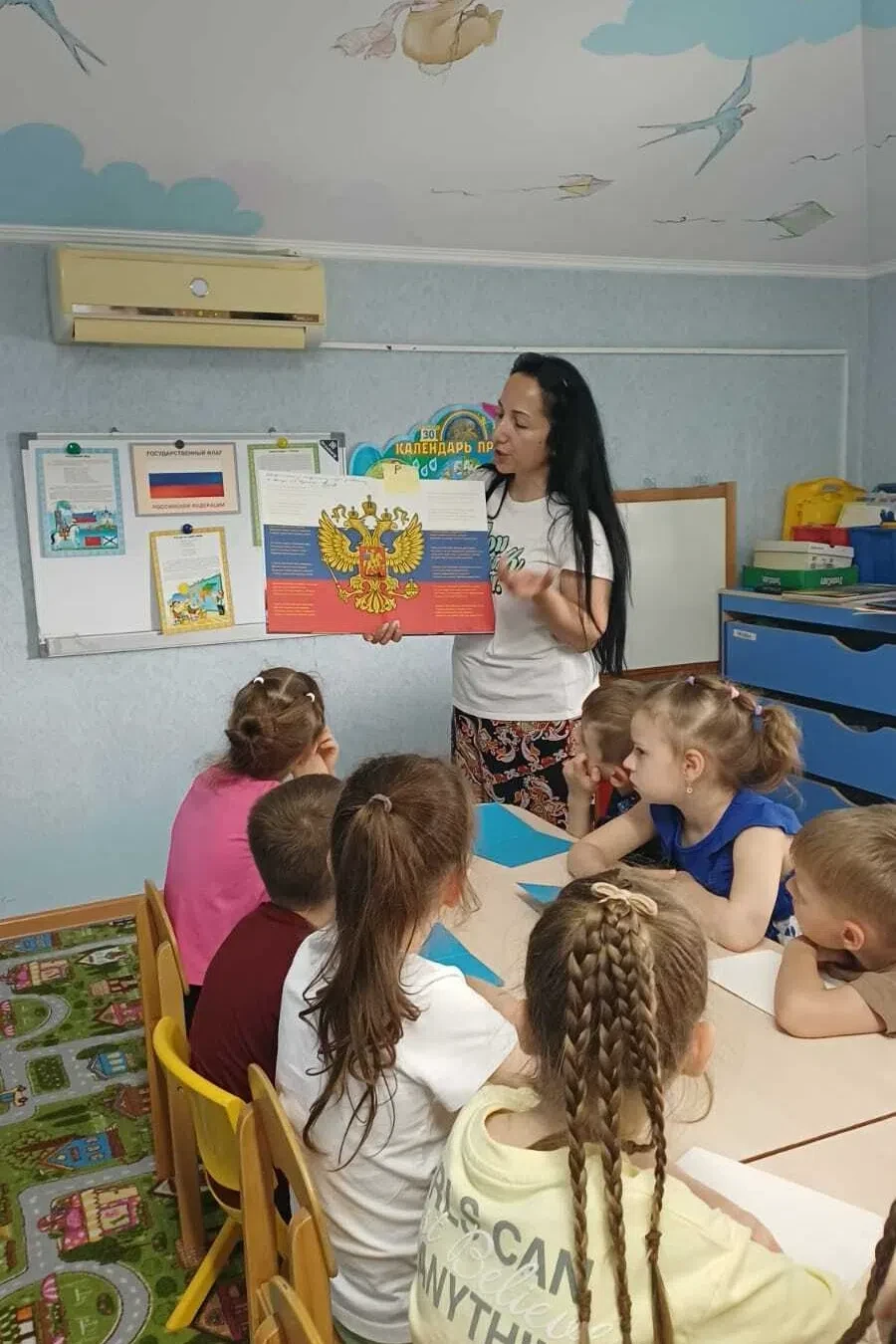 Почему флаг России называют ″Триколор″, и что значат его цвета? Кто изображен на гербе России и как 