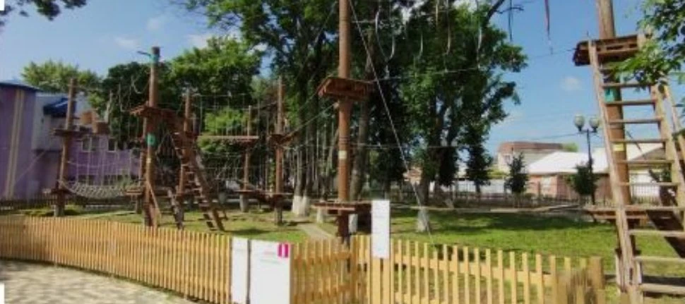 В городском парке открылся сезон работы верёвочного лабиринта.
Пройти маршруты могут взрослые и дети