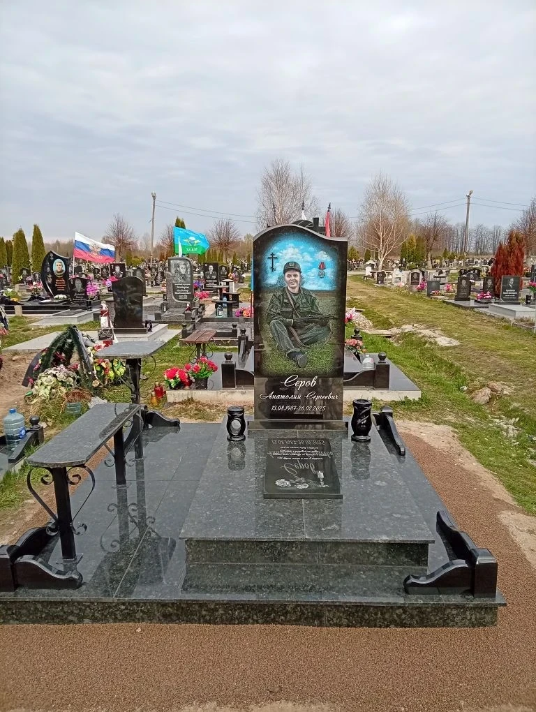 Памятник прямой 150*70*6 см, черный;
Плита надгробная 90*45*3, чёрная;
Ваза чёрная;
Лампадка чёрная;