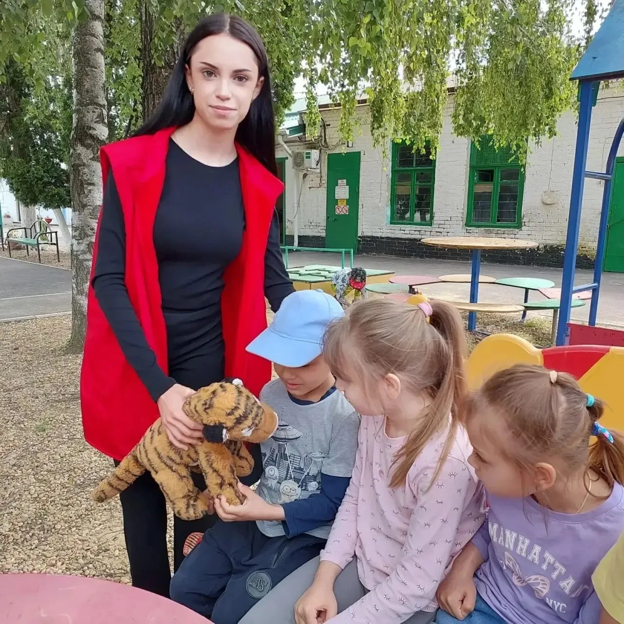 🧸  За милоту сегодня отвечают студенты-медики. Вместе с детсадовцами они «лечили» тигрёнка

Волонтё