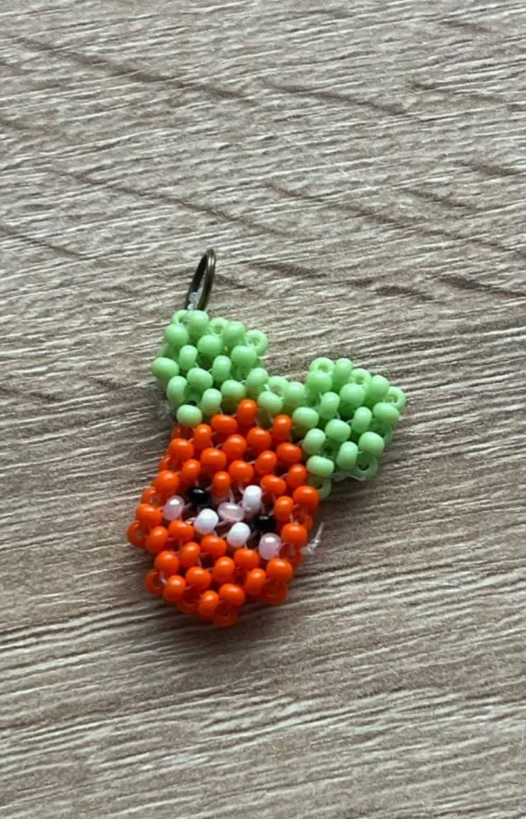 🥕Котик-морковка

~ Смешная и супермилая идея.

Что понадобится:
~Оранжевый, зелёный и белый (или се