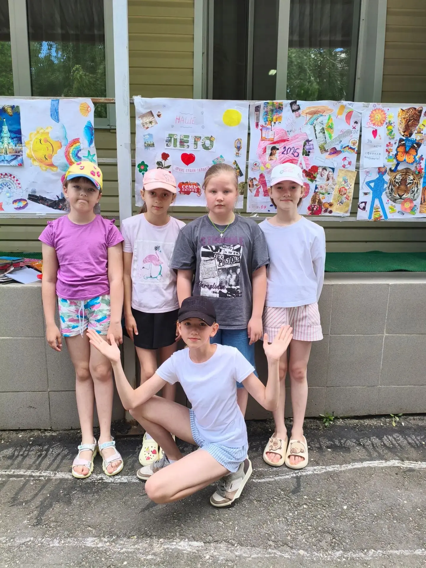 Летнее настроение ☀️🧡💃

Наши отряды (по отдельности ) побывали в ДК «Колокольчик»🔔

Здесь нас жда