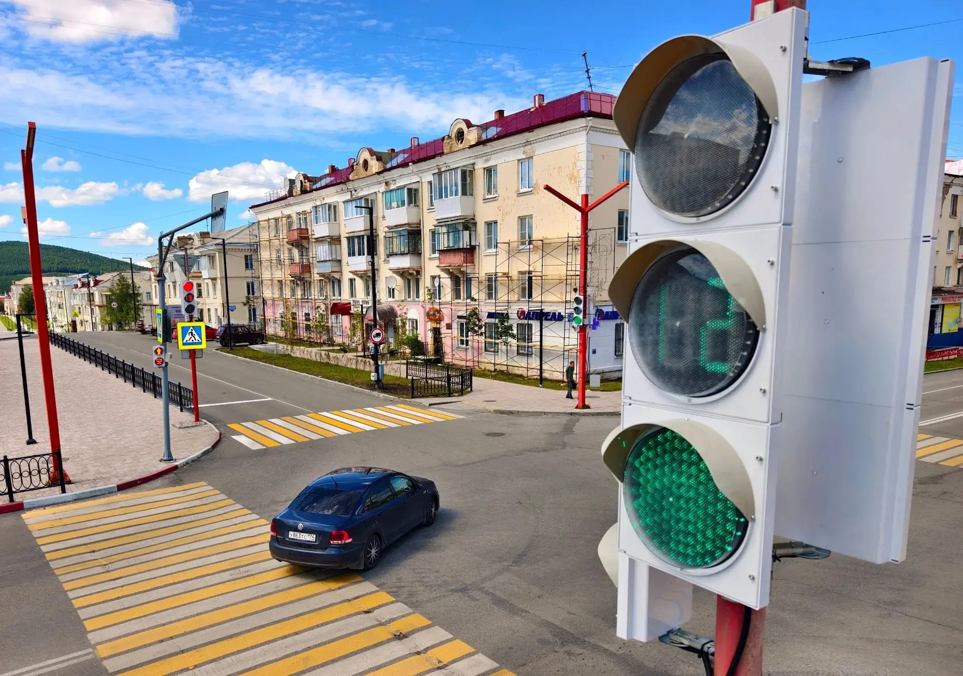 В рамках программы содержания и ремонтов дорог в этом году мы меняем светофорные комплексы в Сатке. 