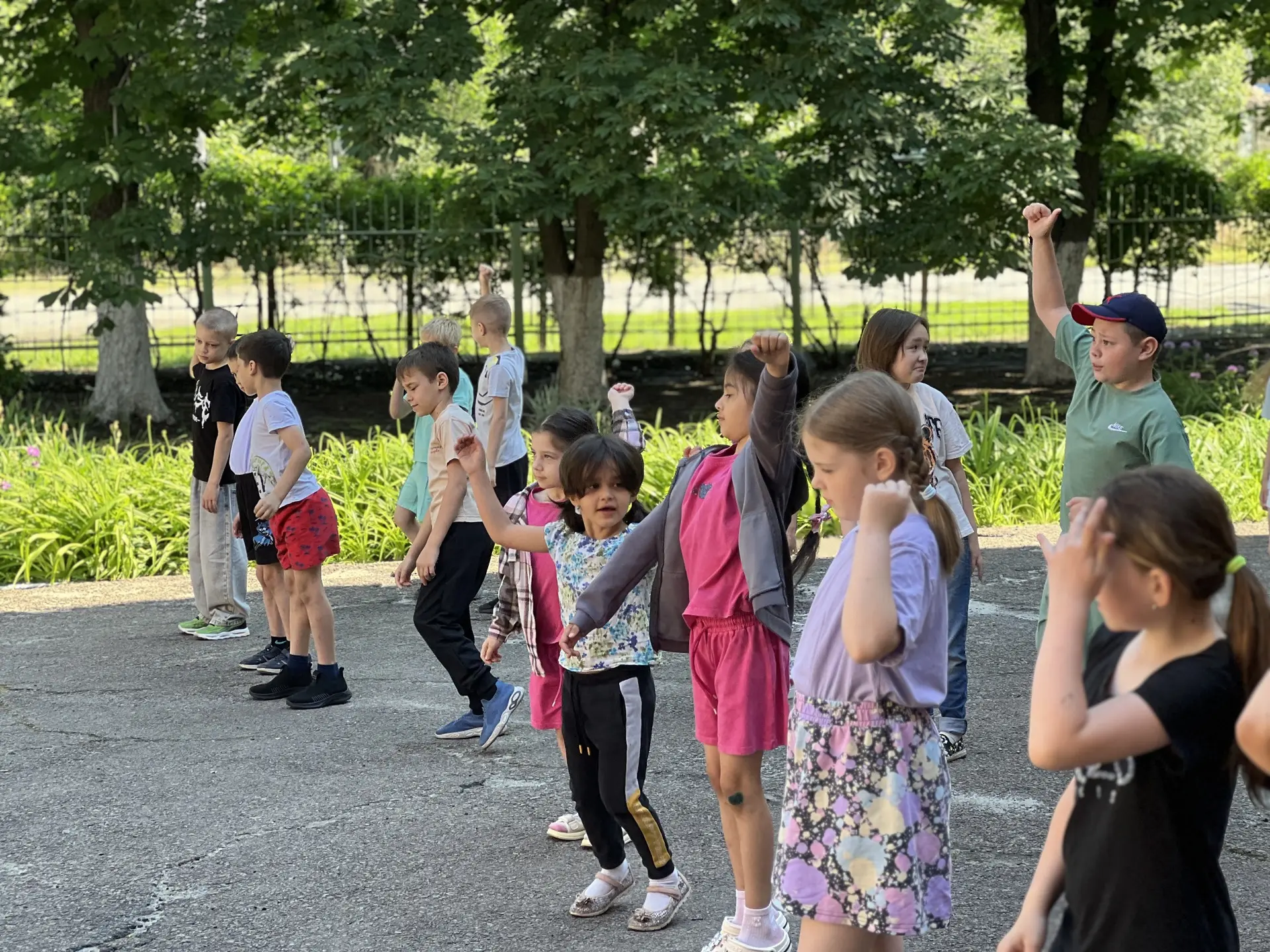 9 июня в нашем лагере прошёл День Дружбы 🤝 
Вожатые подготовили станции с заданиями, которые ребята
