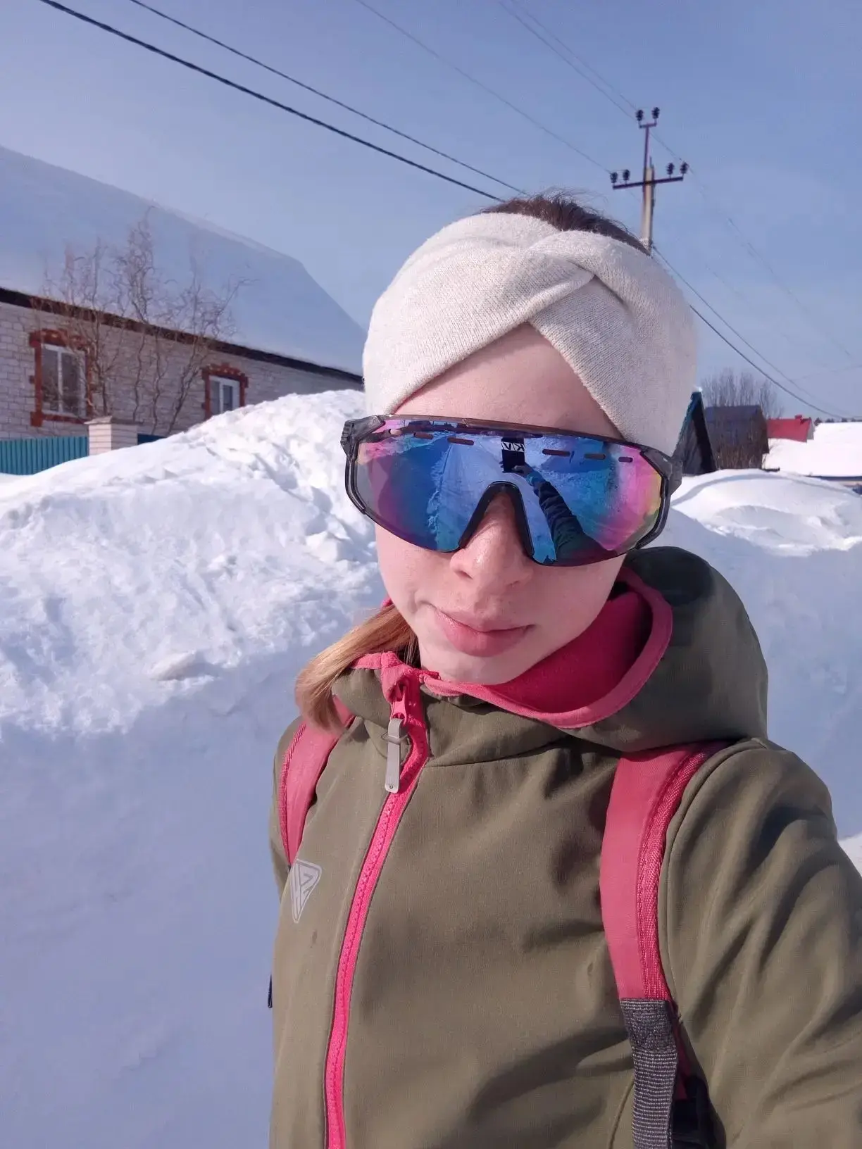 Продолжаем нашу рубрику «знакомство с отрядом»!😁
Следующие на очереди связисты. Яна(старшая группа)