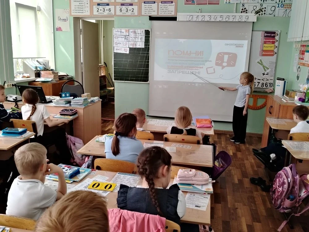 В рамках проведения недели безопасного движения первоклассники на классных часах обсудили общие прав