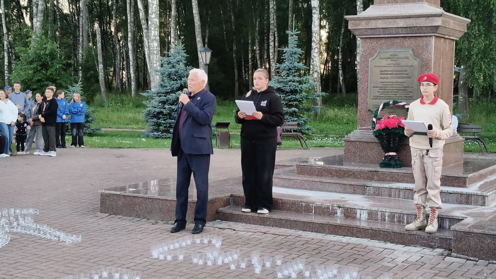 Вчерашний вечер у стелы Воинской доблести в Сухиничах был особенным. 

Жители города, и я в том числ