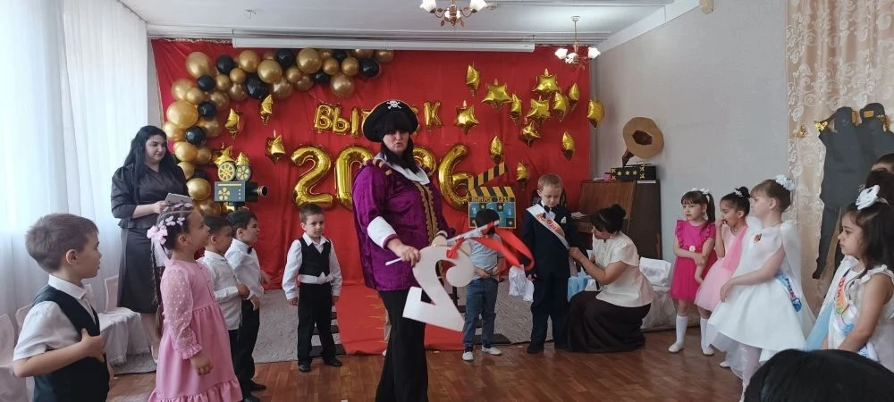 С первым детским выпускным,
С ярким праздником большим!
Новых школьных ярких дней,
Добрых вам учител
