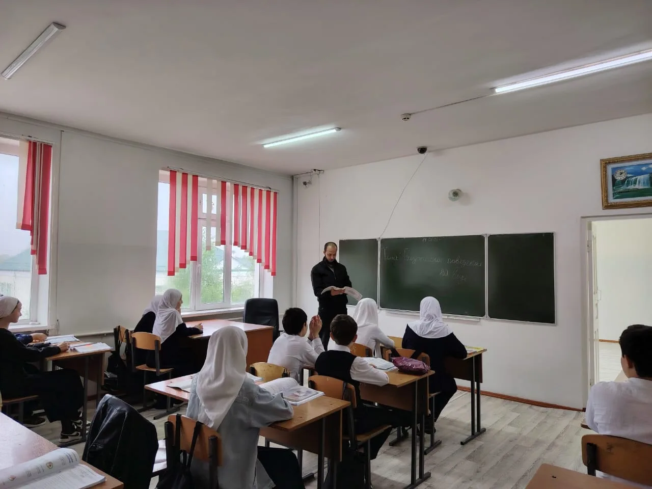 В преддверии летнего сезона, учитель ОБЗР провёл открытый урок на тему «Безопасные воды», когда темп