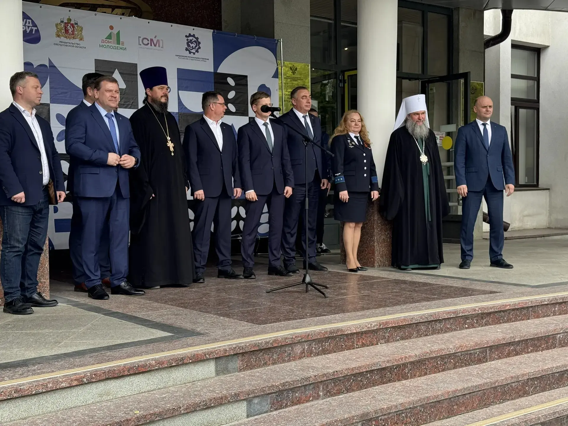 Те из вас, кто ездит поездами РЖД, с завтрашнего дня могут увидеть в вагонах непривычную картину: юн