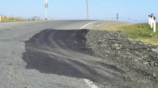 Самарцы сами уложили асфальт у Пугачевского тракта и отремонтировали весь двор

Текст: "Про Город Са