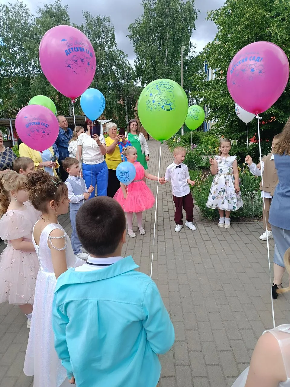 Выпускной в детском саду: трогательно, нежно и незабываемо!
В добрый путь, наши дорогие выпускники!
