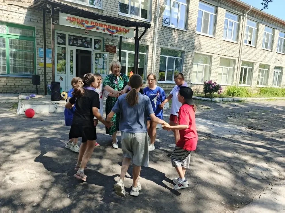 🎉 10 день лагеря: празднуем День России вместе! 🇷🇺

Десятый день в нашем лагере был посвящён само