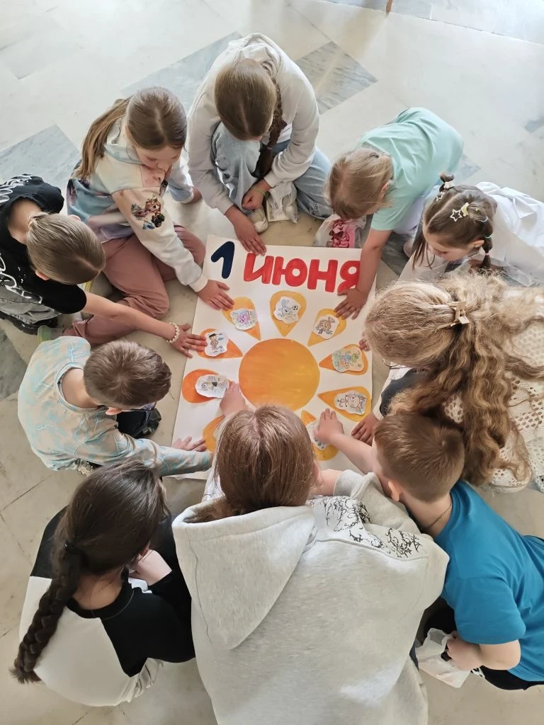 ☀️ Это был день красок, загадок и детского смеха!

Мы провели праздник для детей сотрудников админис