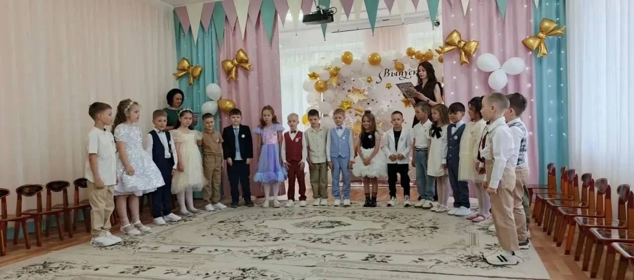 Вот и пришло время прощаться с детским садом у группы «Улыбка» 🏫💖 Выпускной бал прошёл весело и тр