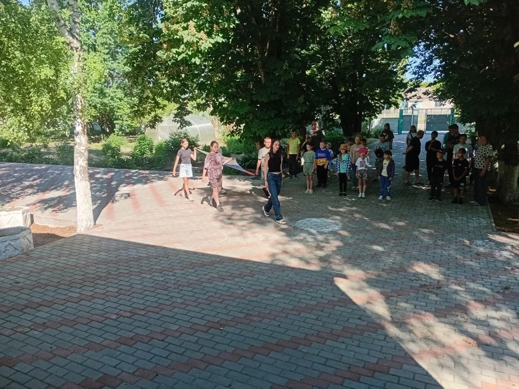 Новая неделя в лагере традиционно начинается с подъёма государственного флага и исполнения гимна РФ.