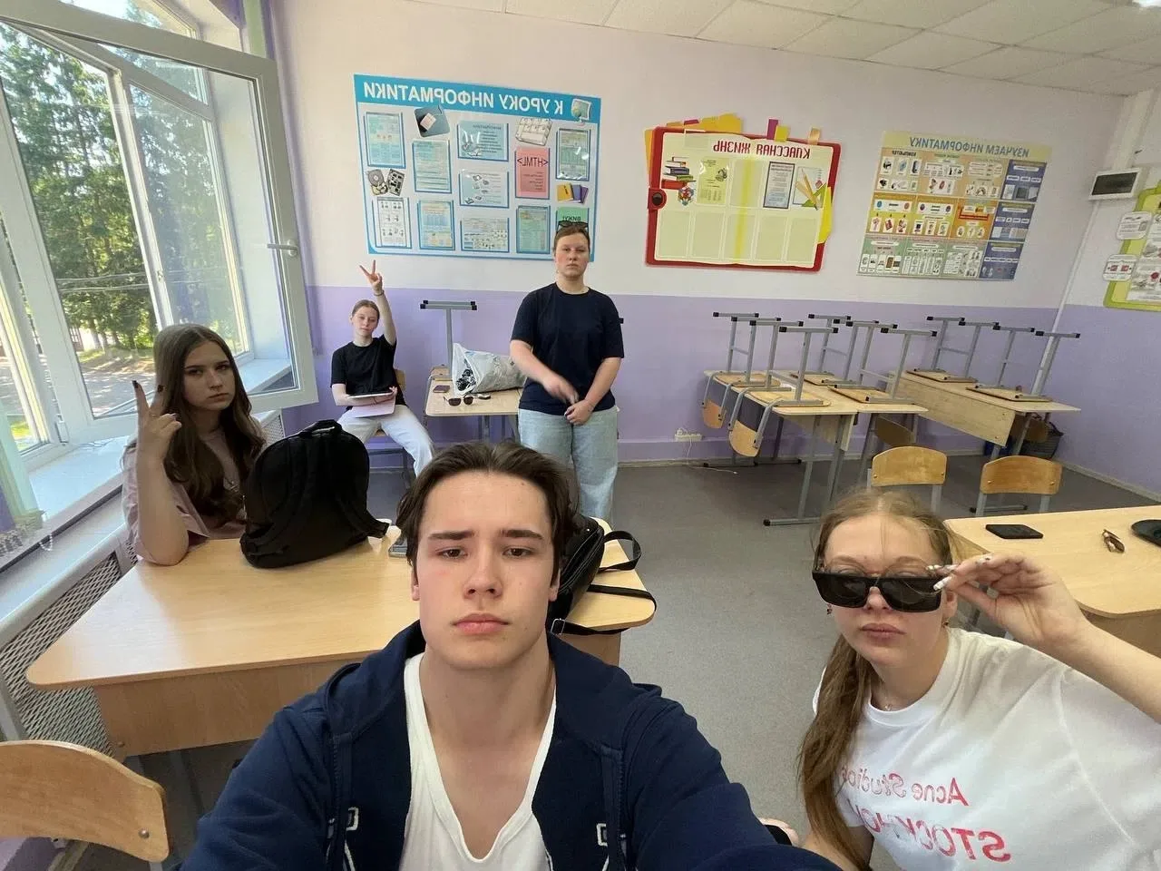 Осталось 16 дней до приказа 🗓️🎉

Посмотрите на это фото: наши выпускники такие серьёзные, будто уж
