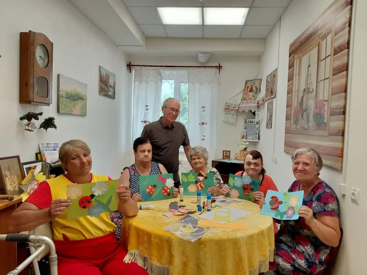 В рамках кружка «Волшебство из бумаги и картона» состоялось занятие, направленное на развитие декора