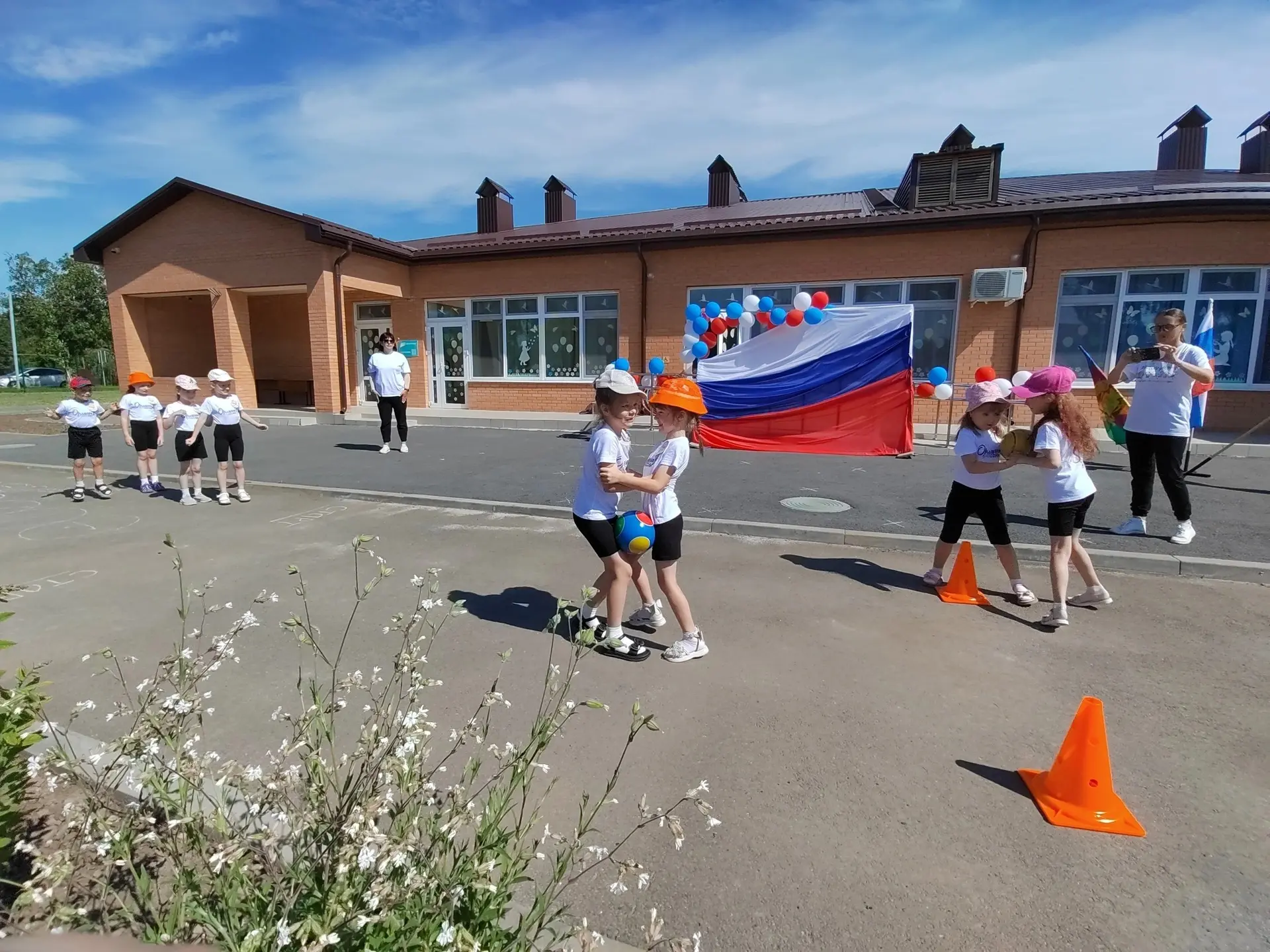 Спортивное развлечение «Мы живем в России»
﻿День России — главный государственный праздник, который 