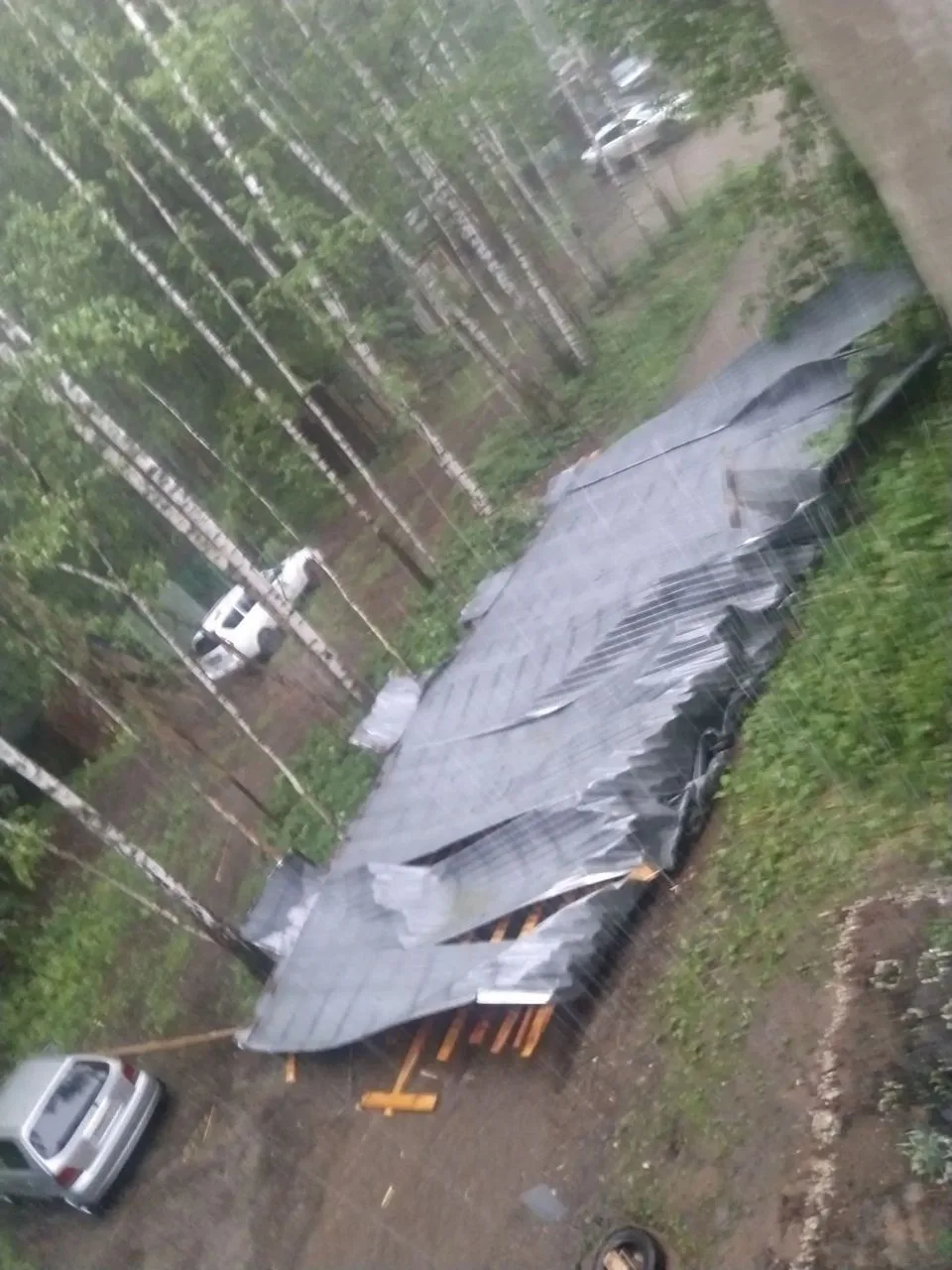 Крышу снесло у пятиэтажки в Перми

ЧП произошло во время вчерашней грозы. Конструкция не выдержала п