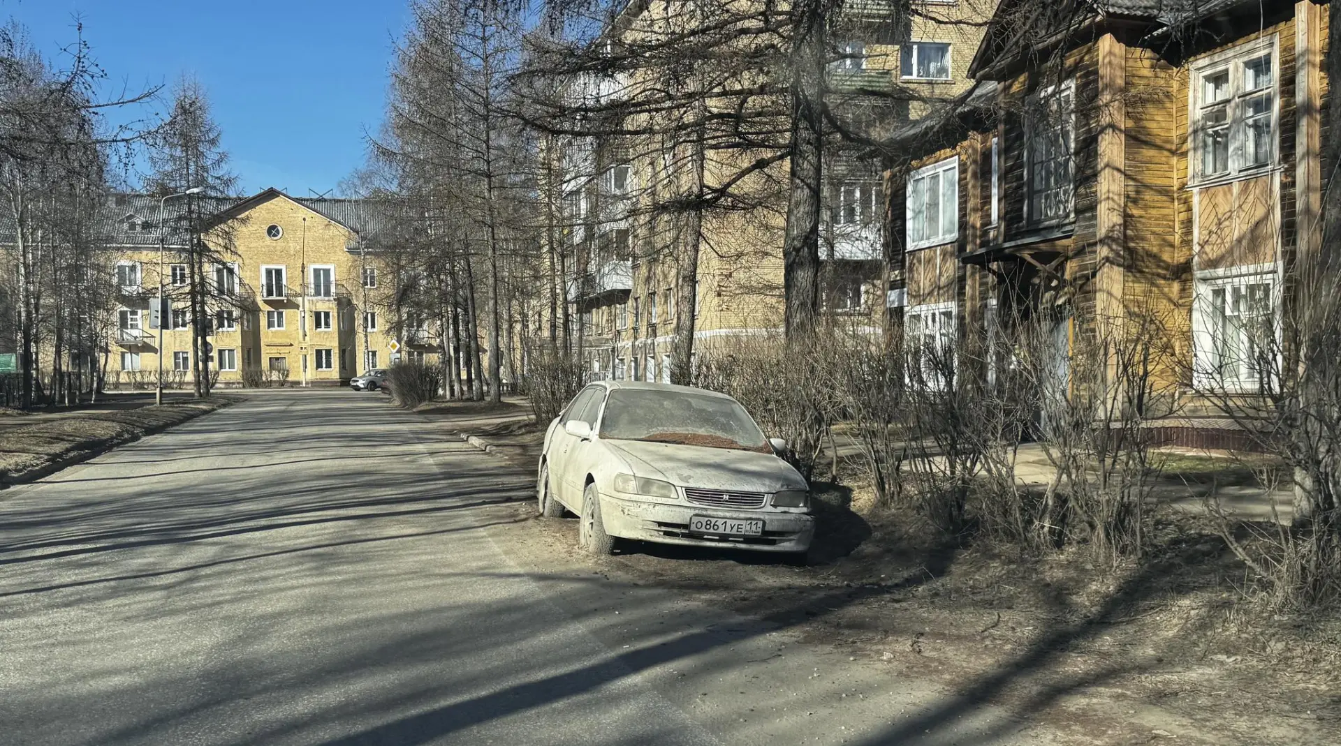 🚙 Брошенное транспортное средство белого цвета, расположенное по адресу г.Ухта, ул. Горького, д.7.