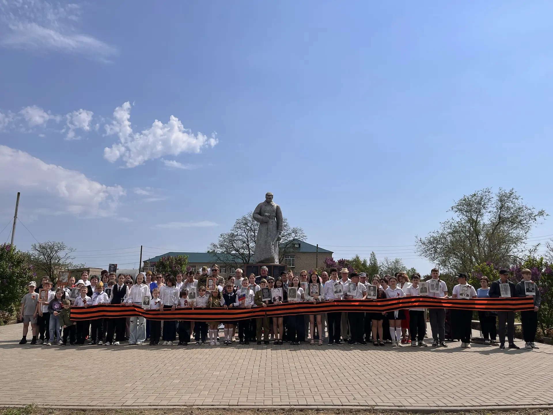 Мы помним! Мы гордимся! 🎖

Сегодня ученики нашей школы приняли участие в общехуторском митинге, пос