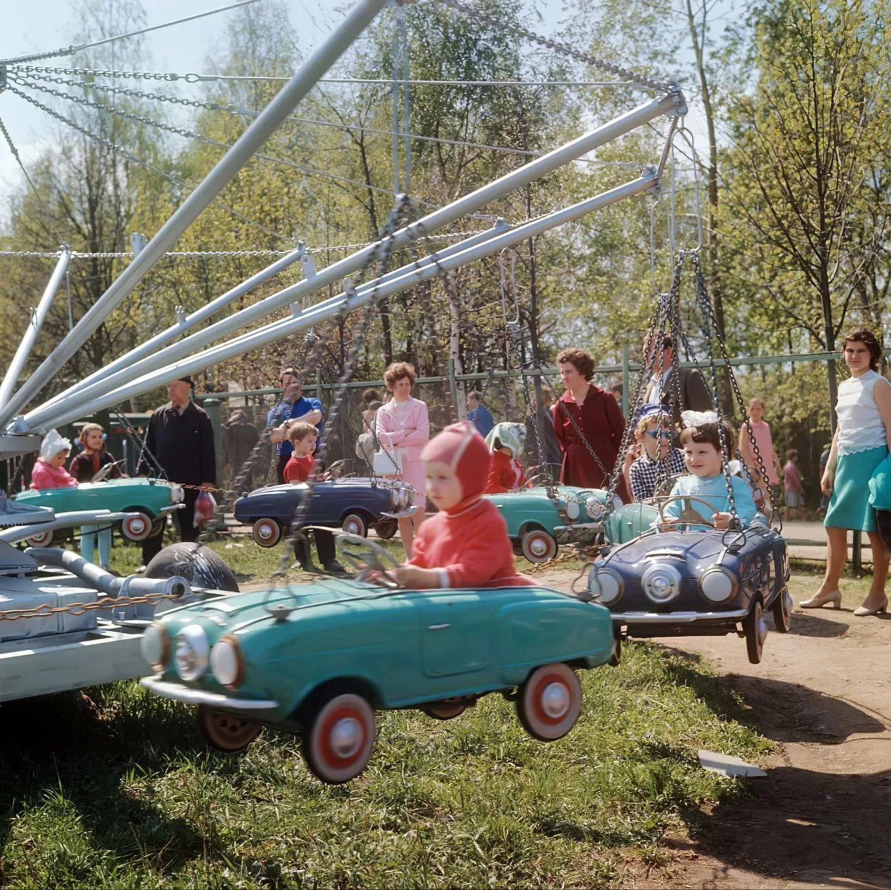 Дети на карусели в Измайловском парке, Москва, 1972 год.