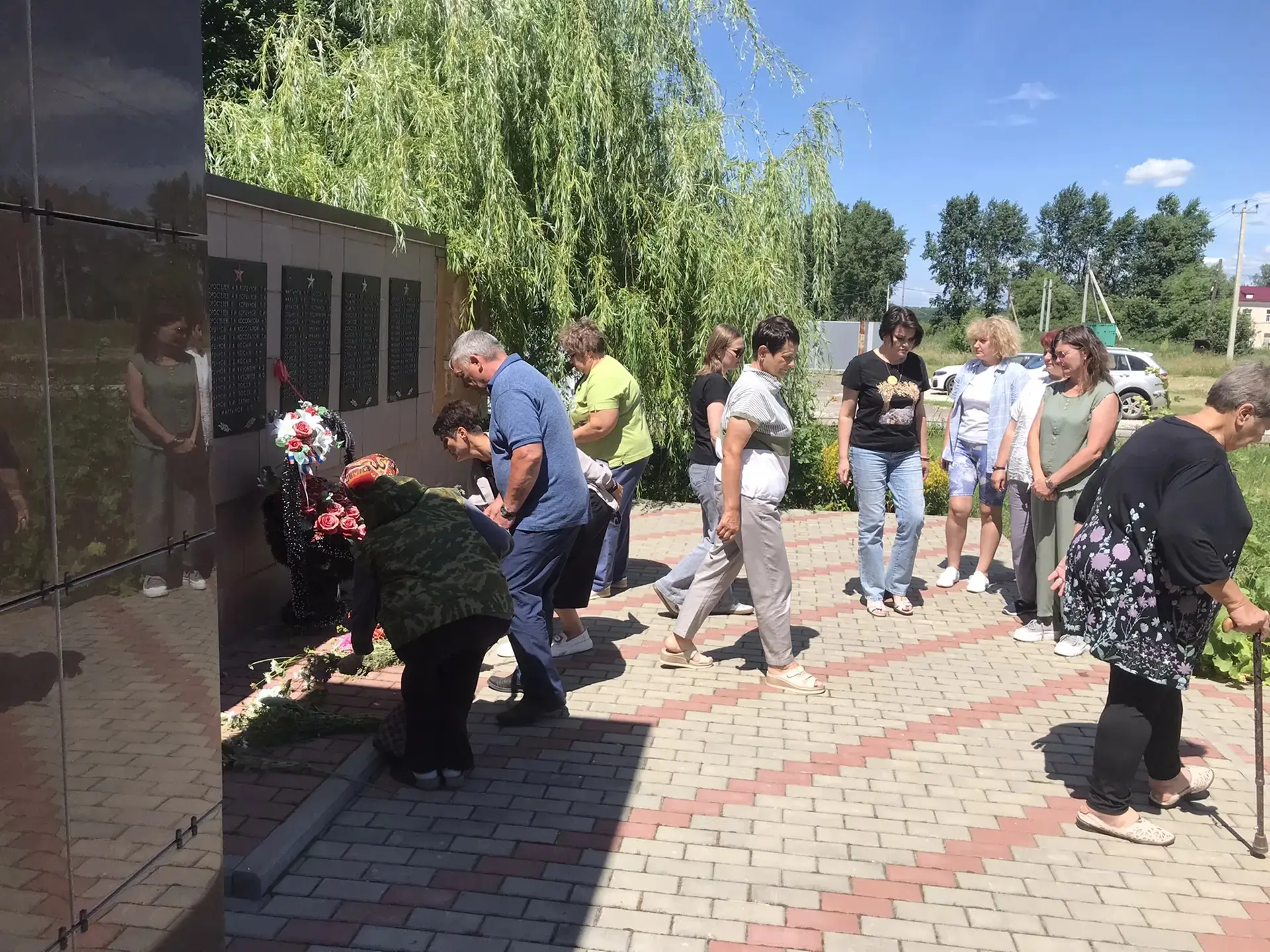 Сегодня в пришкольном лагере — День памяти и скорби. Митинг и цветы к мемориалу. Мы не имеем права з