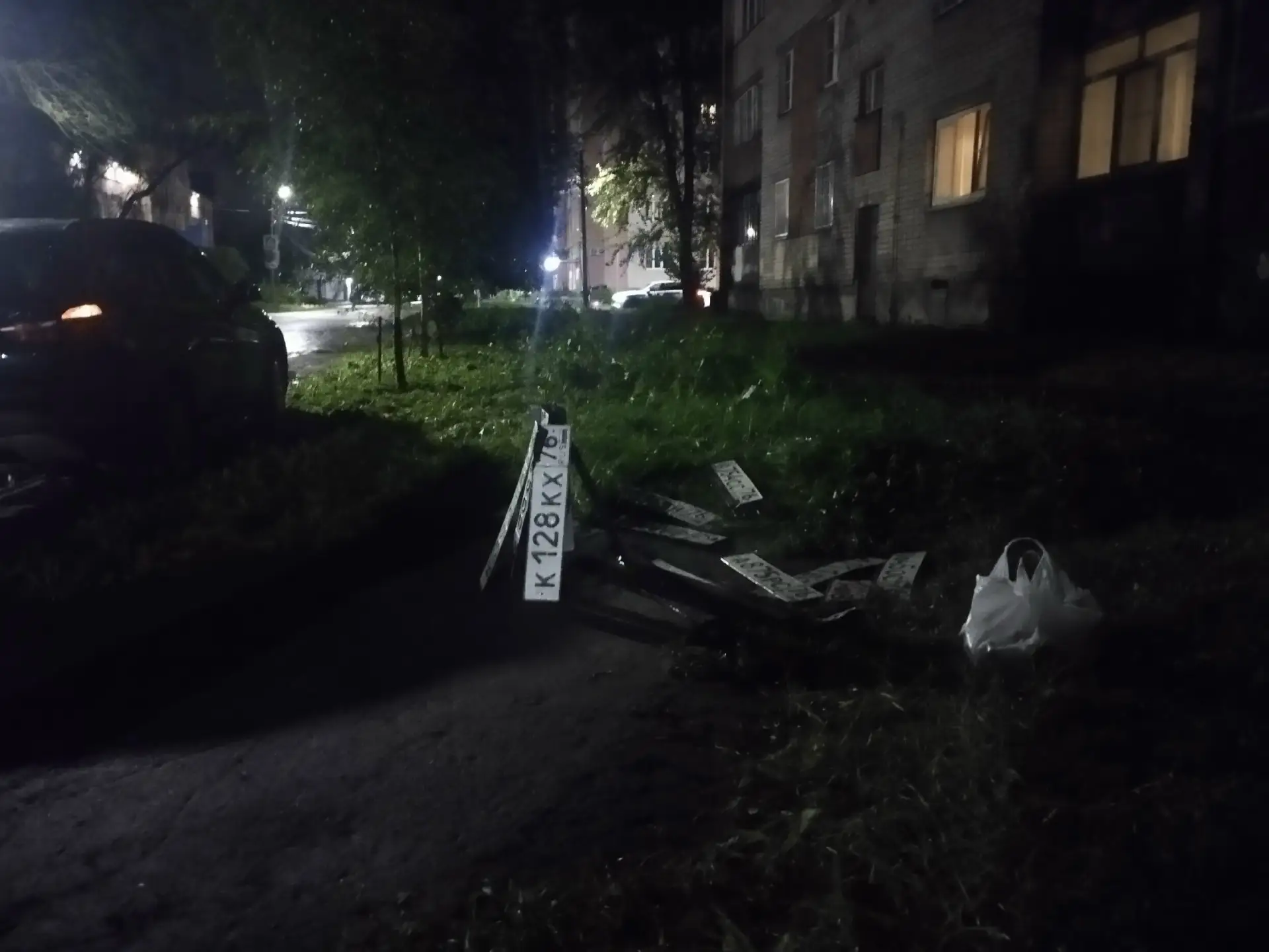 Найдено 12 авто номеров около дома по ул. К.Либкнехта 29/12 после грозы. Лежат у обочины.

Жесть Яро