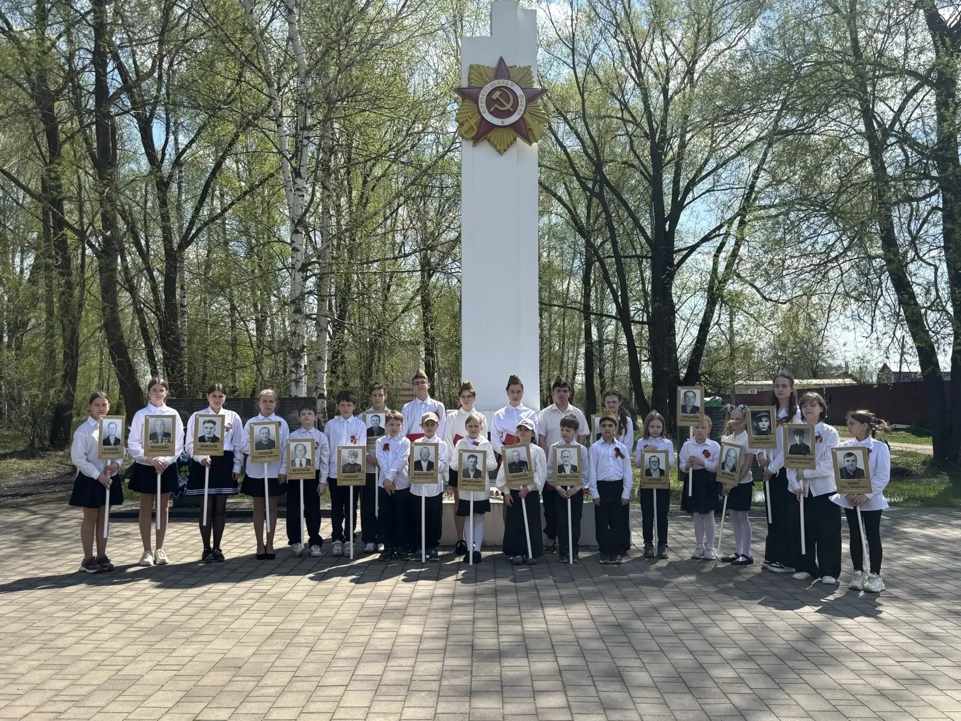 Наша школа присоединились к проведению праздничного автопробега, и провела торжественный митинг у Об