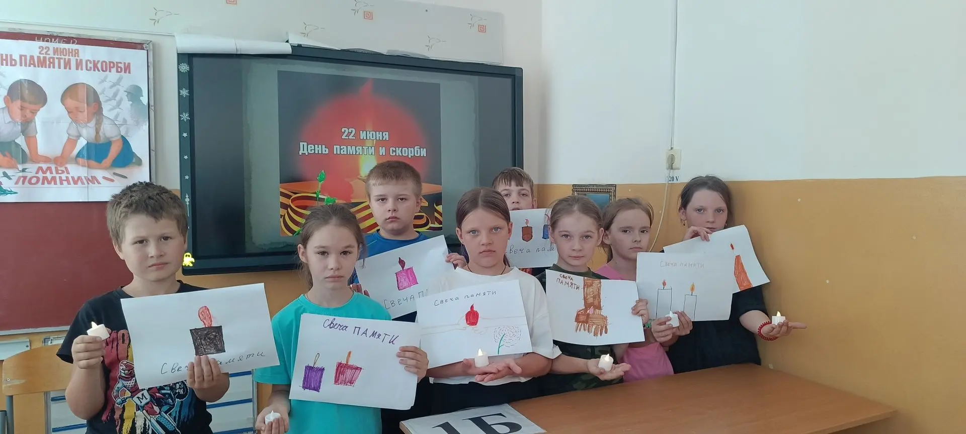 Искры памяти на альбомном листе
В пришкольном лагере почтили героев 22 июня — День памяти и скорби. 
