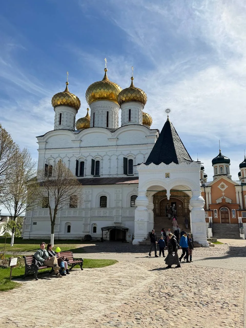 Колыбель Романовых

Если в Костроме и есть место, которое нельзя пропустить, то это Ипатьевский мо