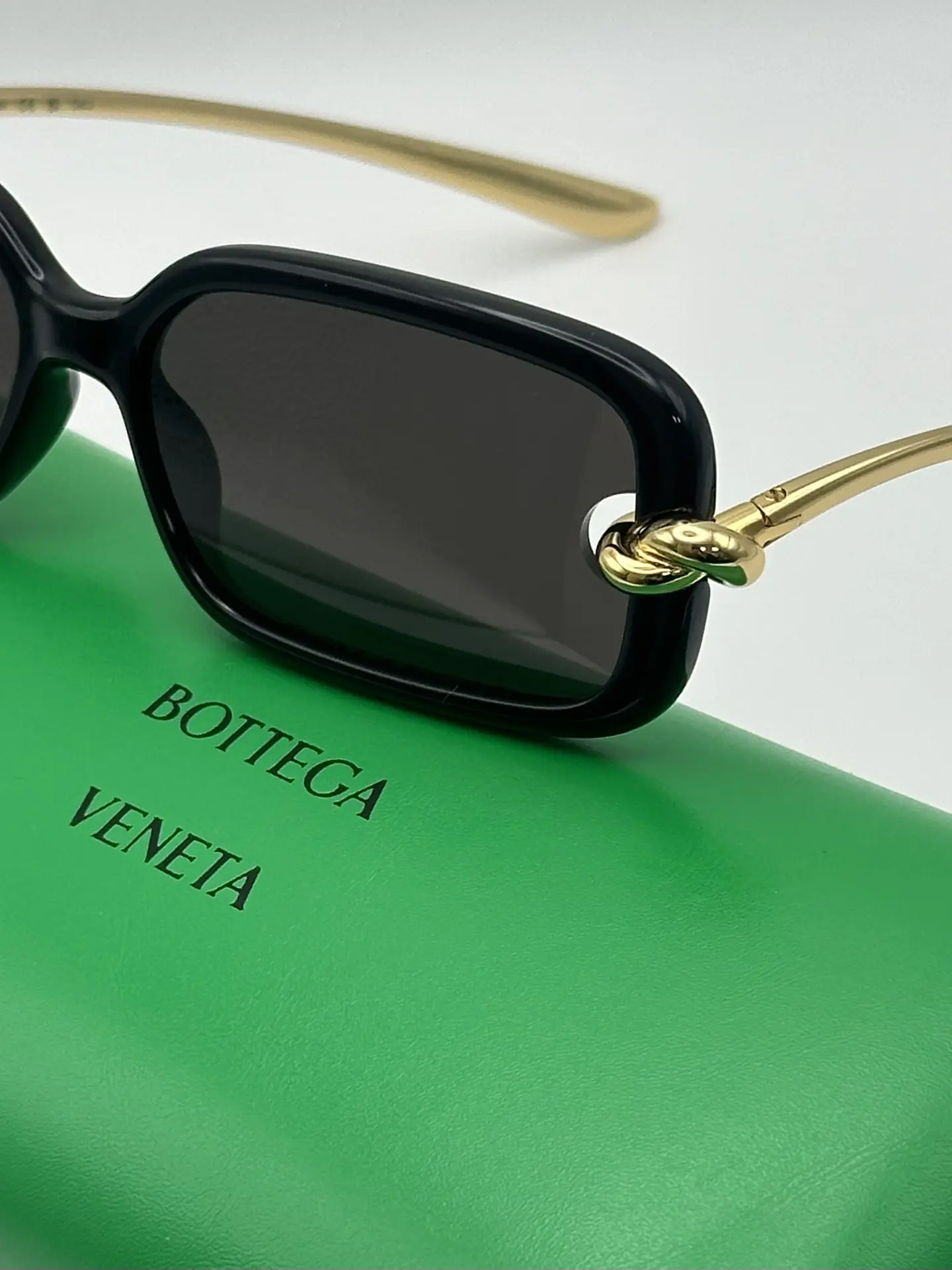 Поступление новинок Bottega Veneta с элементом морского узла на заушниках 💚

Прямоугольные 
Cat eye