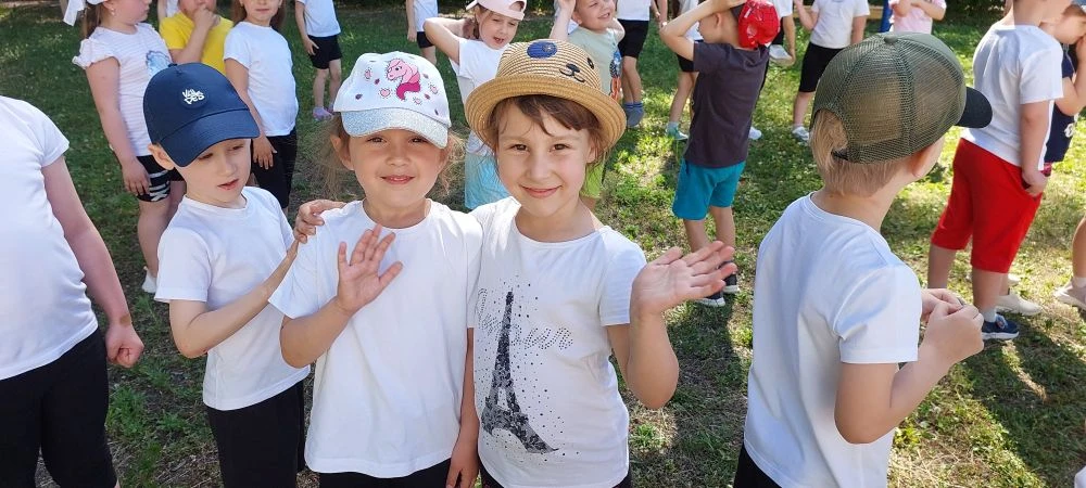 Сегодня прошел  спортивный праздник на свежем воздухе,  посвященный Дню дружбы!  Под веселую музыку 