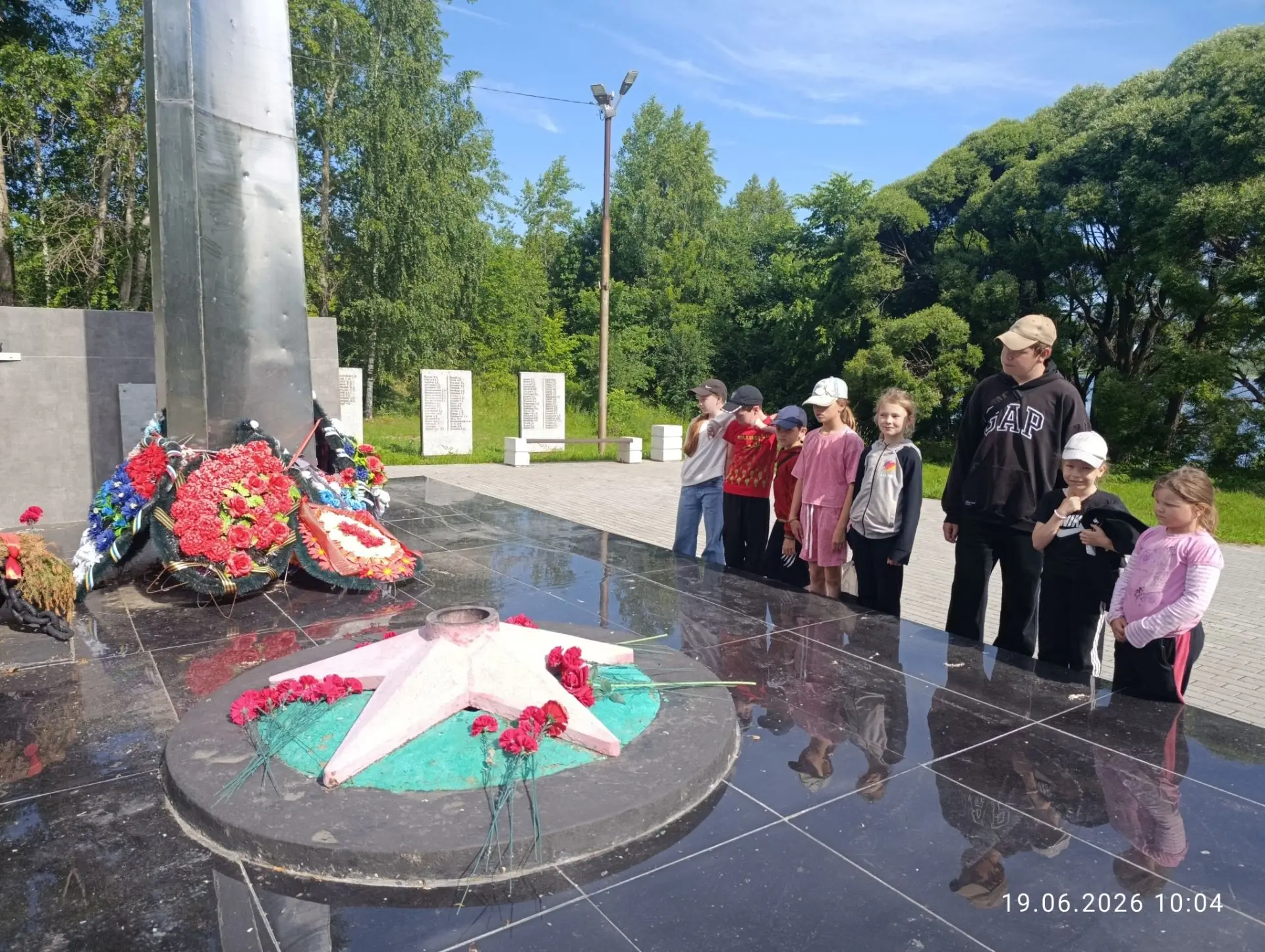 Памяти павших

Сегодня, в преддверии Дня памяти и скорби, наши ребята побывали у Стелы. В этот значи