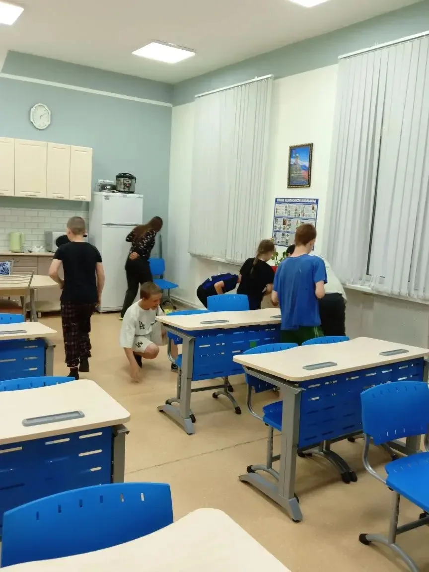 А вечером у нас был поиск сокровищ по классу! Ребята искали спрятанные подарочки и очень радовались 