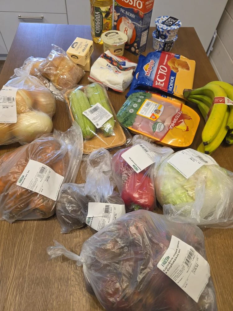 Наш частый продуктовый набор примерно такой. В морозилке припрятаны ребрышки на борщ и 2 скумбрии на